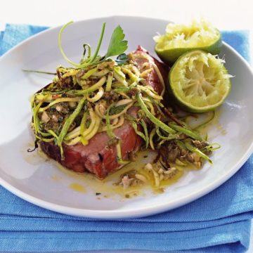 Ricetta Tranci di tonno con julienne di zucchine e capperi